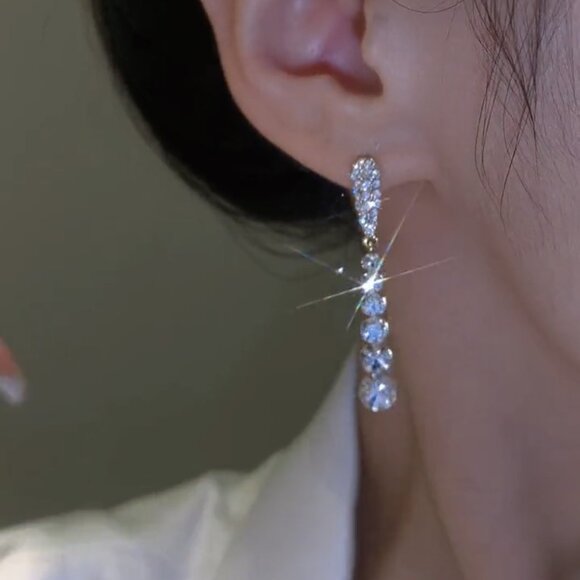 Elegant Vintage-Inspired Long Tassel Earrings with Sparkling Zirconia - Picture 1 of 6